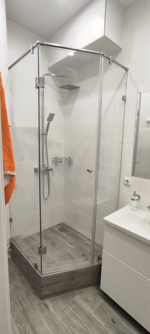 душевая угловая трапеция нестандартная золотая фурнитура матовое стекло