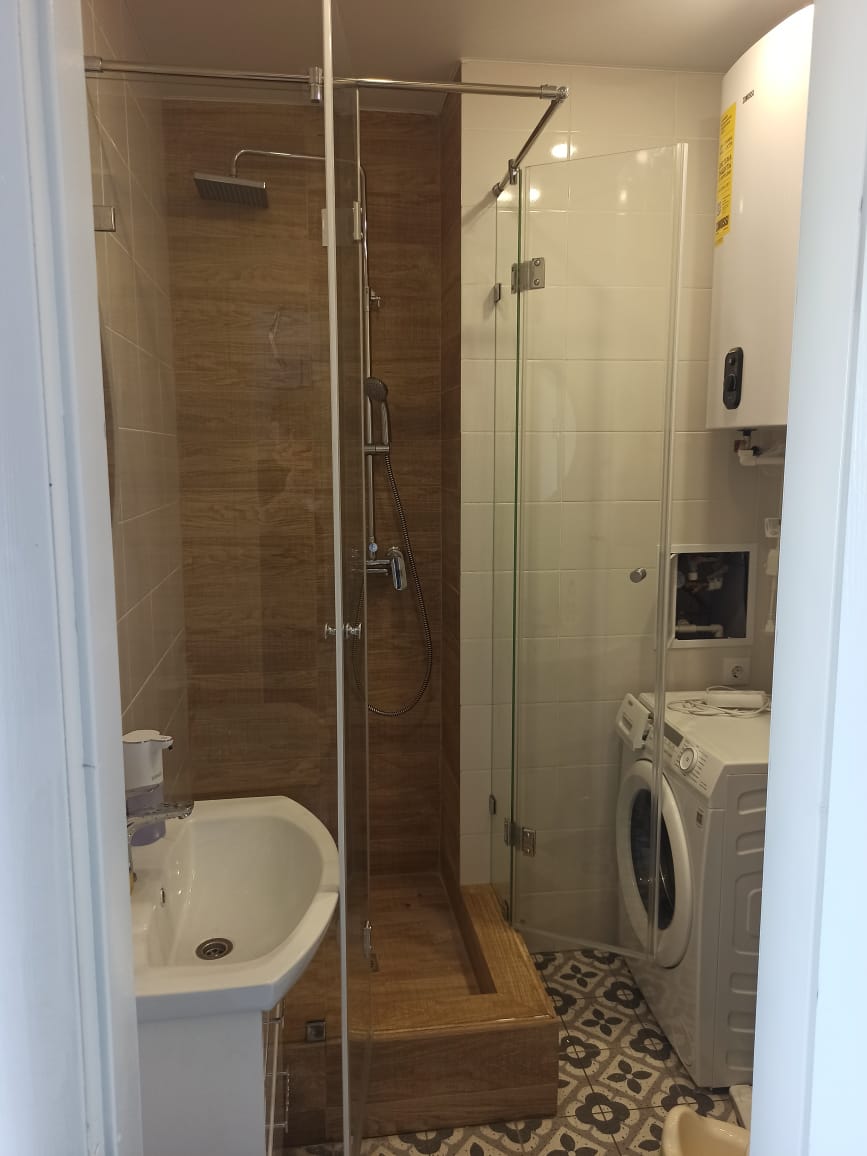 душевая угловая трапеция нестандартная золотая фурнитура матовое стекло