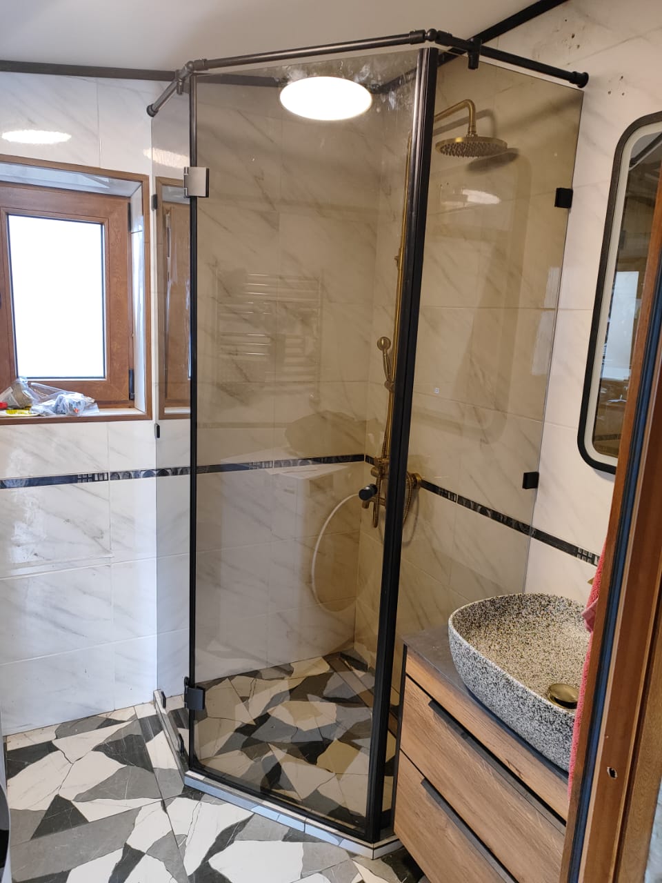 душевая угловая трапеция нестандартная золотая фурнитура матовое стекло