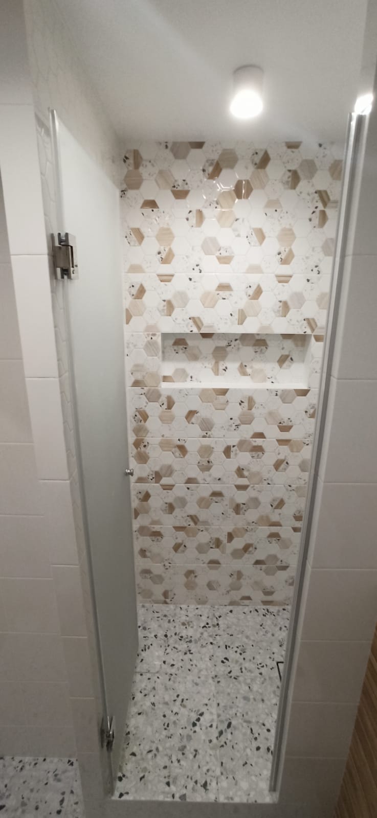 душевая угловая трапеция нестандартная золотая фурнитура матовое стекло