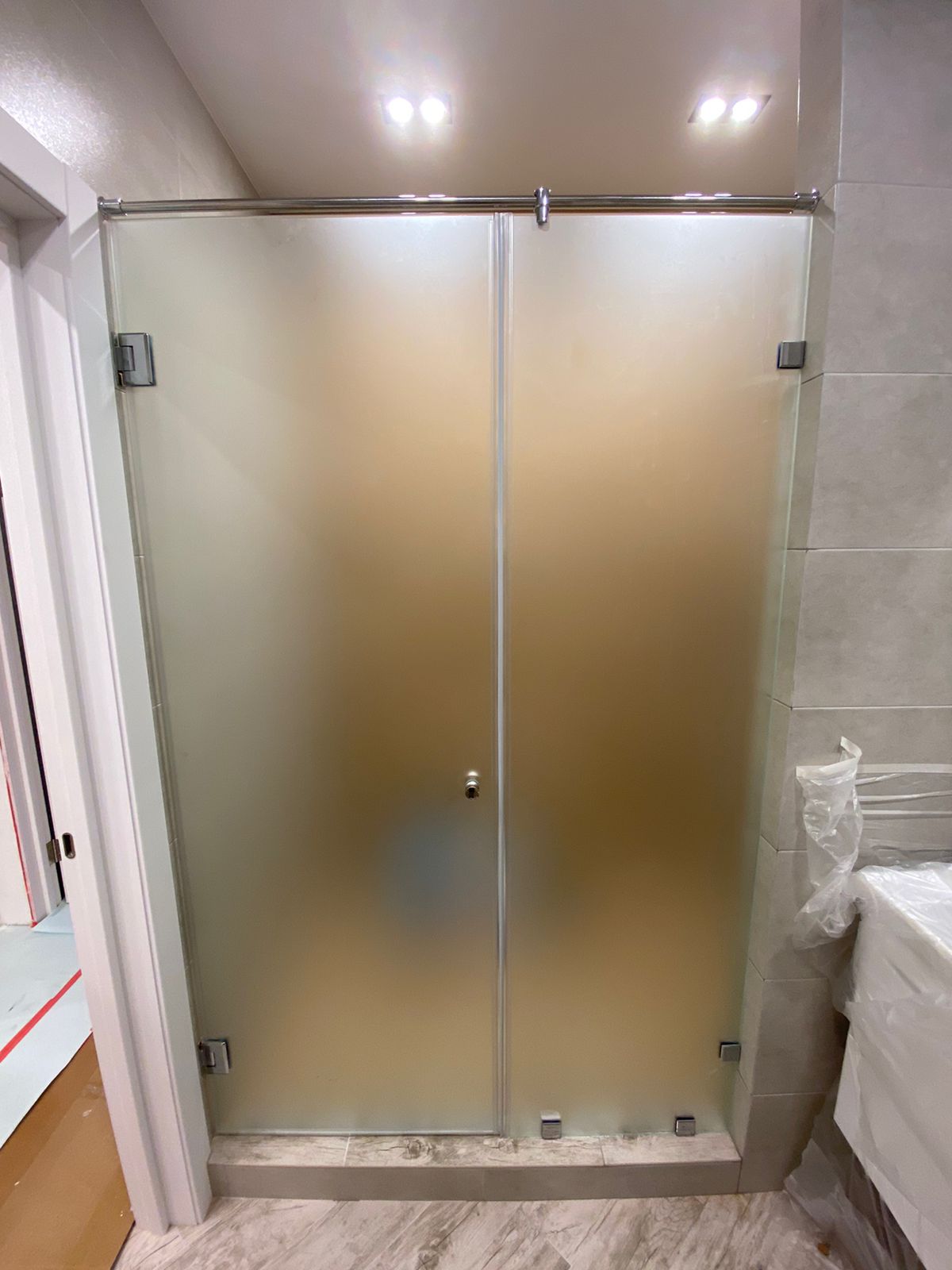 душевая угловая трапеция нестандартная золотая фурнитура матовое стекло