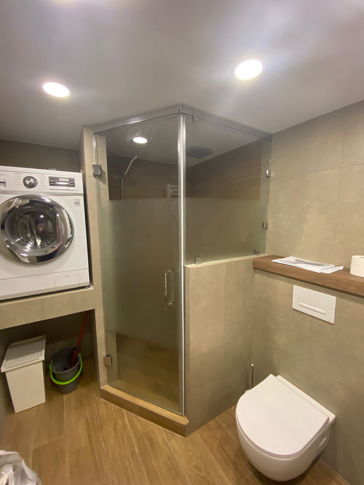 душевая угловая трапеция нестандартная золотая фурнитура матовое стекло