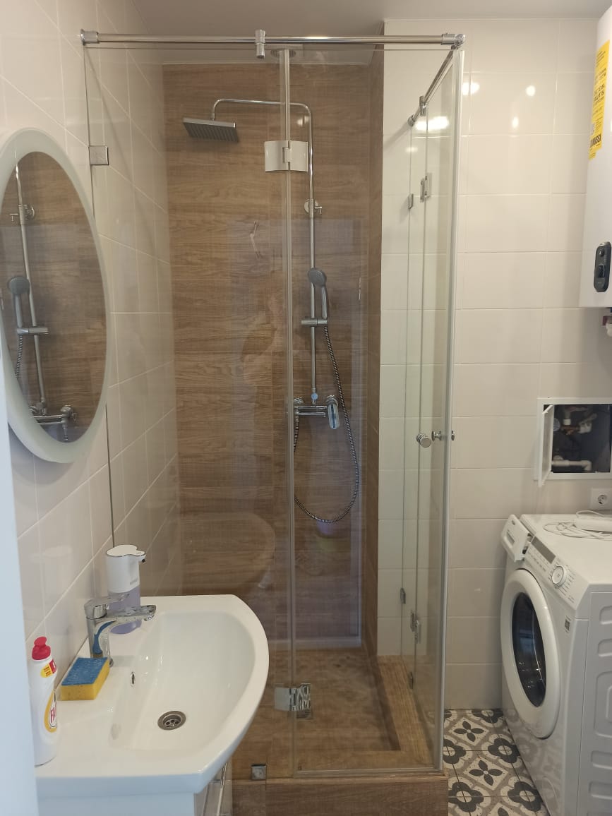 душевая угловая трапеция нестандартная золотая фурнитура матовое стекло