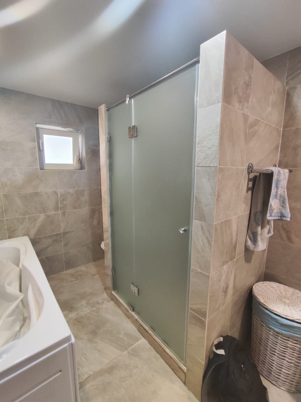 душевая угловая трапеция нестандартная золотая фурнитура матовое стекло