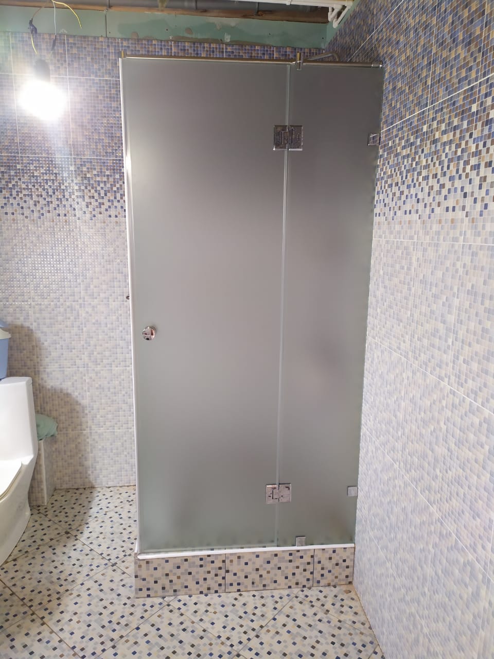 душевая угловая трапеция нестандартная золотая фурнитура матовое стекло