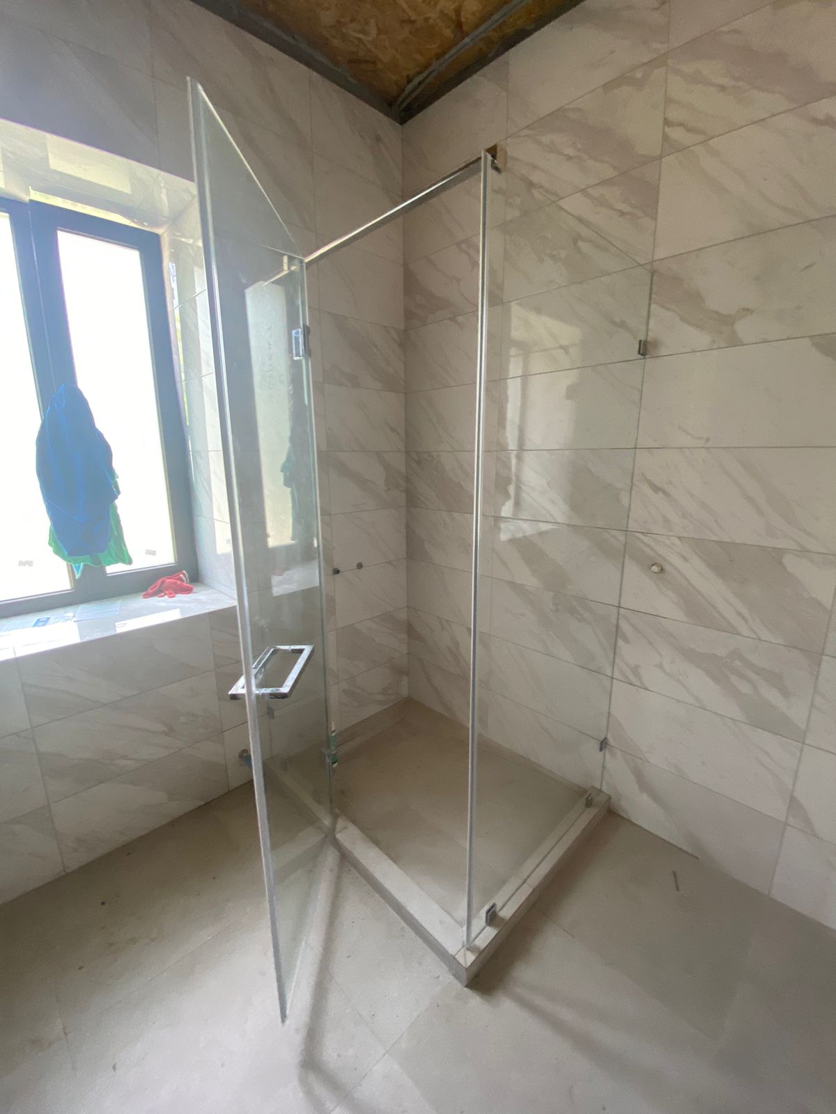 душевая угловая трапеция нестандартная золотая фурнитура матовое стекло