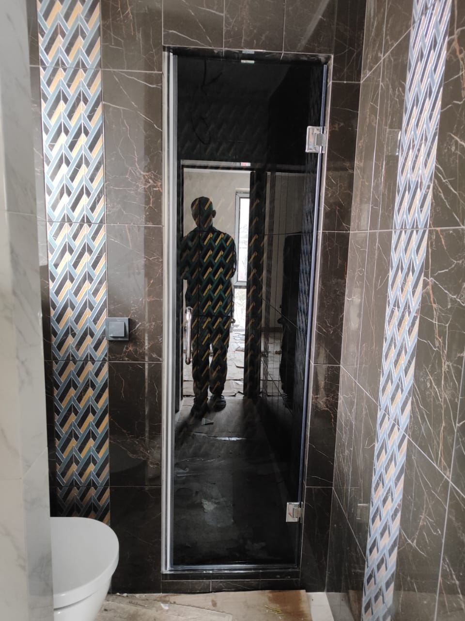 душевая угловая трапеция нестандартная золотая фурнитура матовое стекло