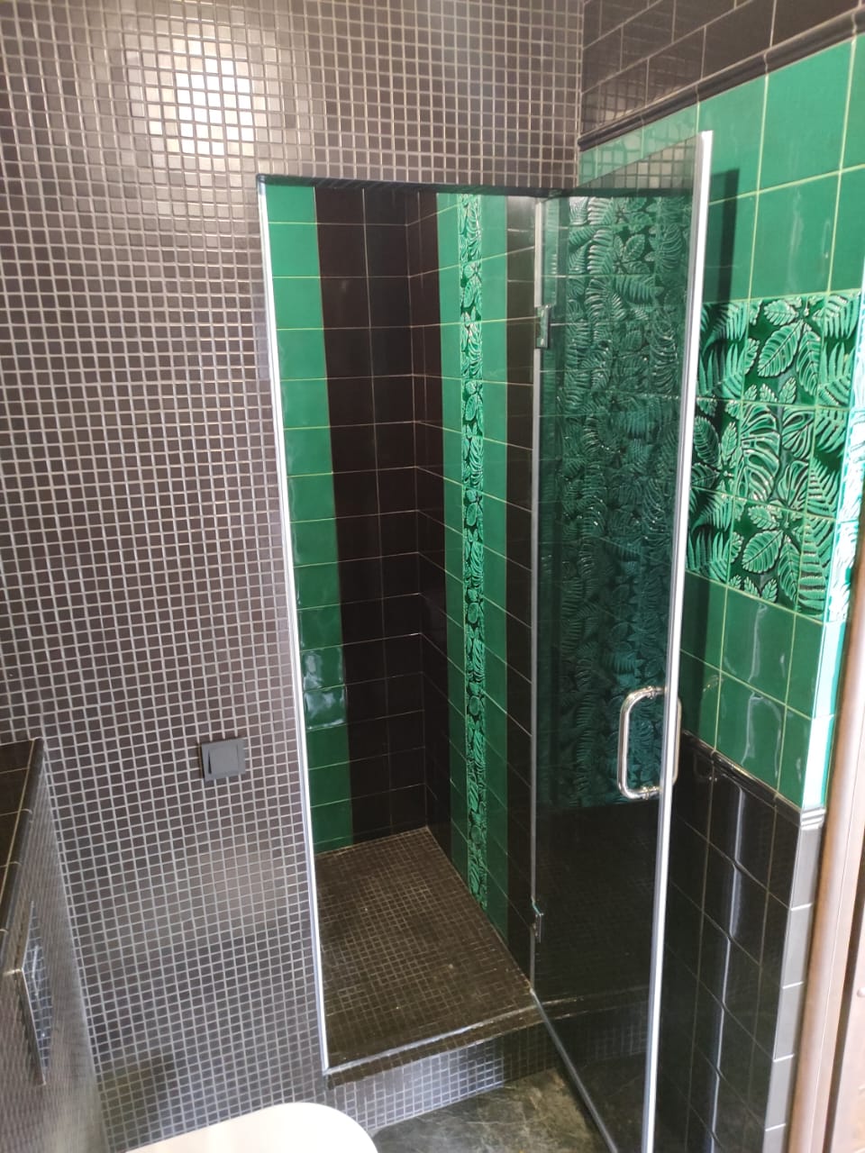 душевая угловая трапеция нестандартная золотая фурнитура матовое стекло