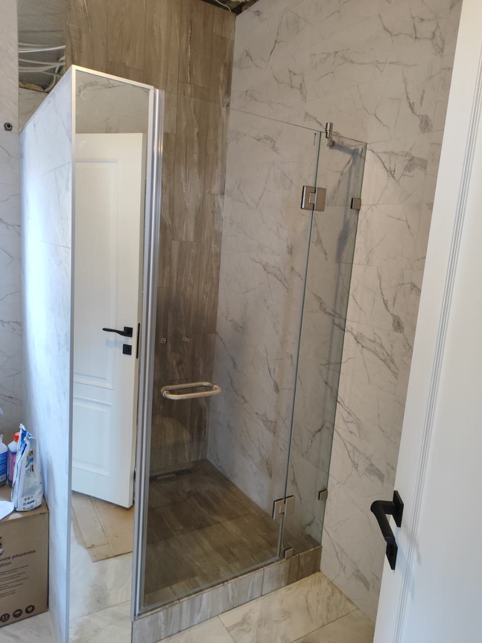 душевая угловая трапеция нестандартная золотая фурнитура матовое стекло