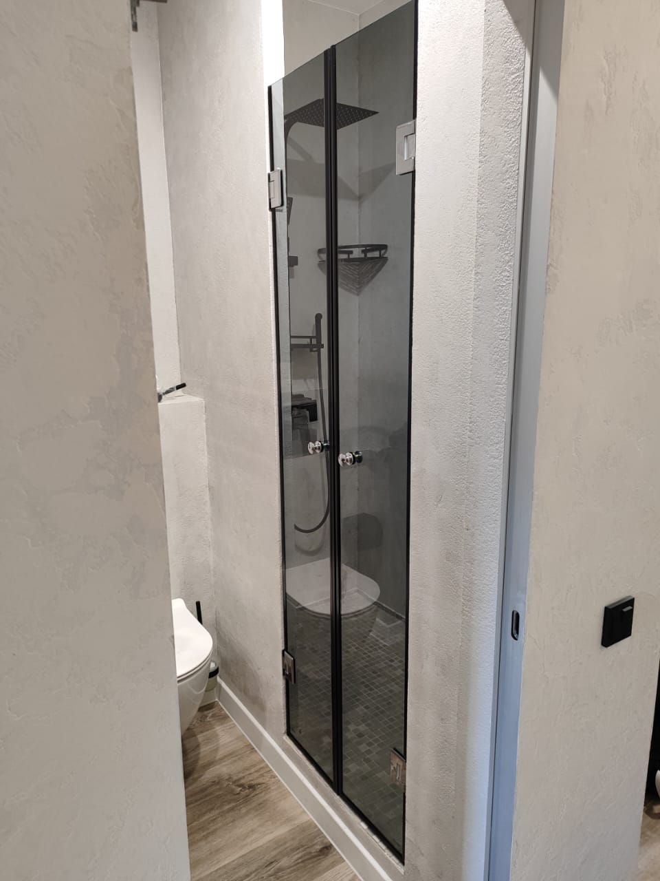 душевая угловая трапеция нестандартная золотая фурнитура матовое стекло