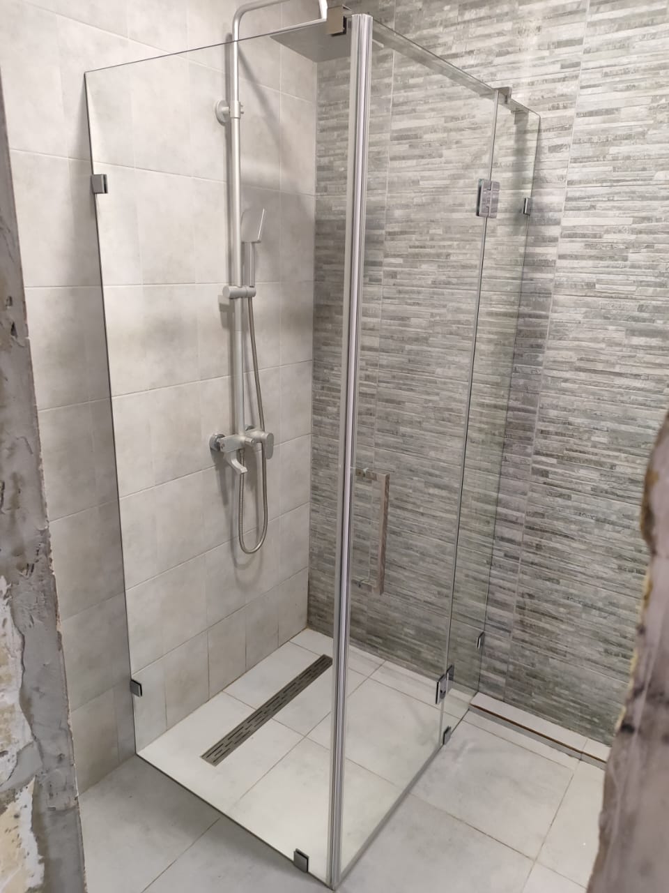 душевая угловая трапеция нестандартная золотая фурнитура матовое стекло