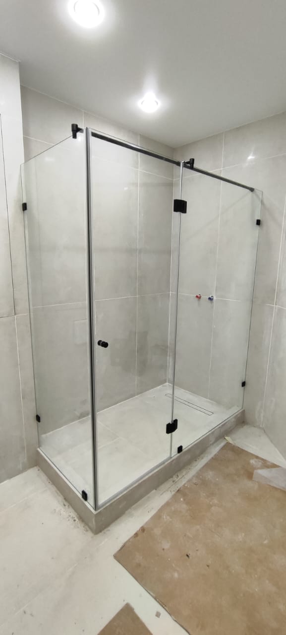 душевая угловая трапеция нестандартная золотая фурнитура матовое стекло