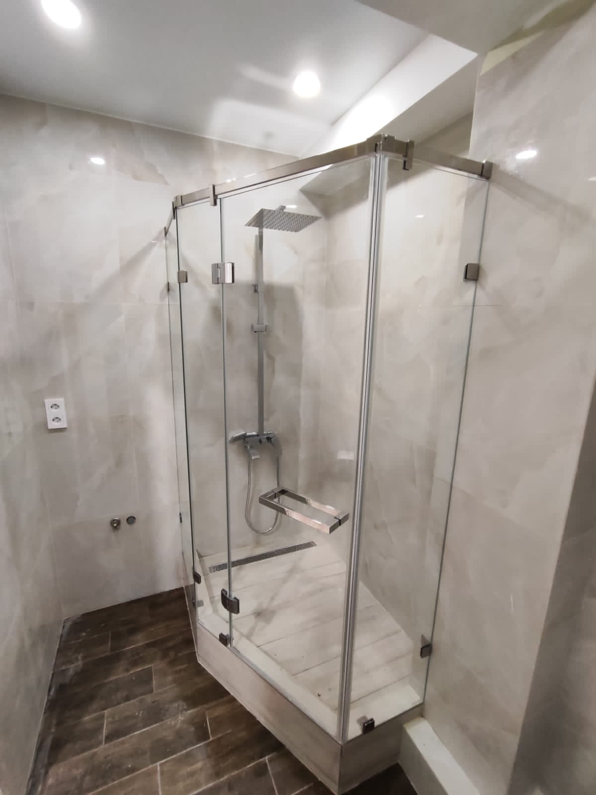 душевая угловая трапеция нестандартная золотая фурнитура матовое стекло