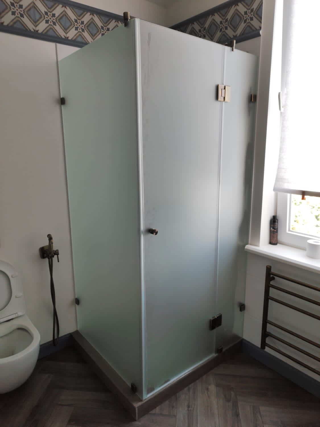 душевая угловая трапеция нестандартная золотая фурнитура матовое стекло