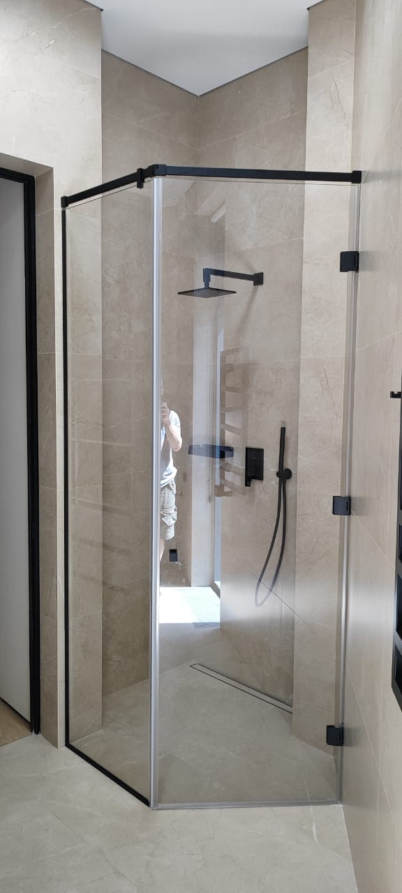 душевая угловая трапеция нестандартная золотая фурнитура матовое стекло