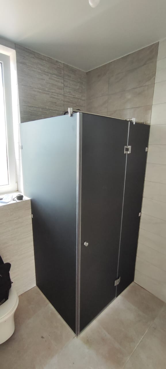 душевая угловая трапеция нестандартная золотая фурнитура матовое стекло