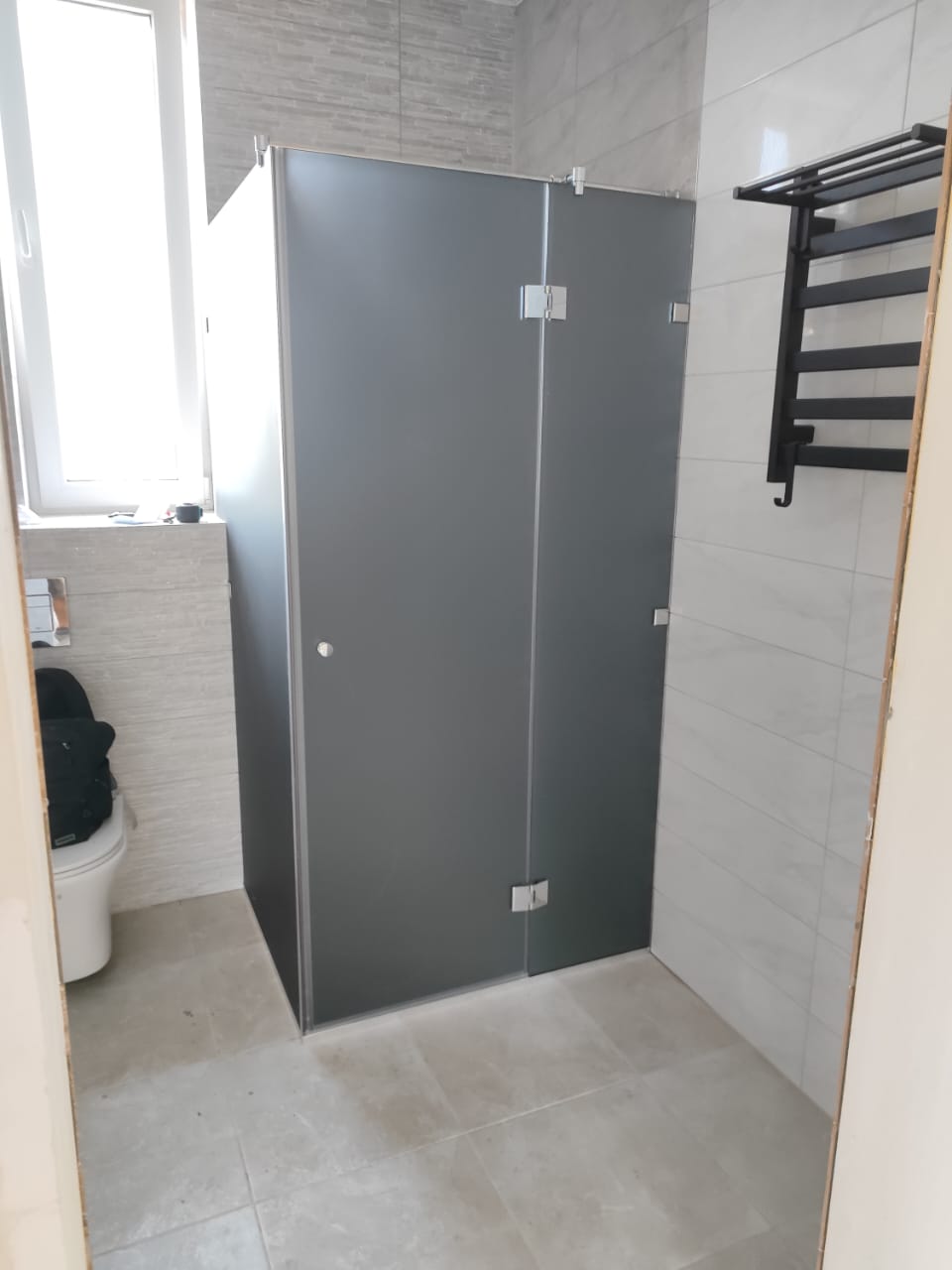 душевая угловая трапеция нестандартная золотая фурнитура матовое стекло