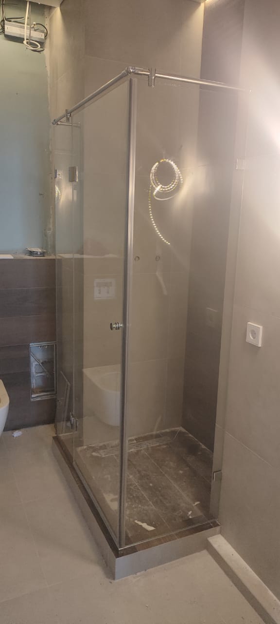 душевая угловая трапеция нестандартная золотая фурнитура матовое стекло