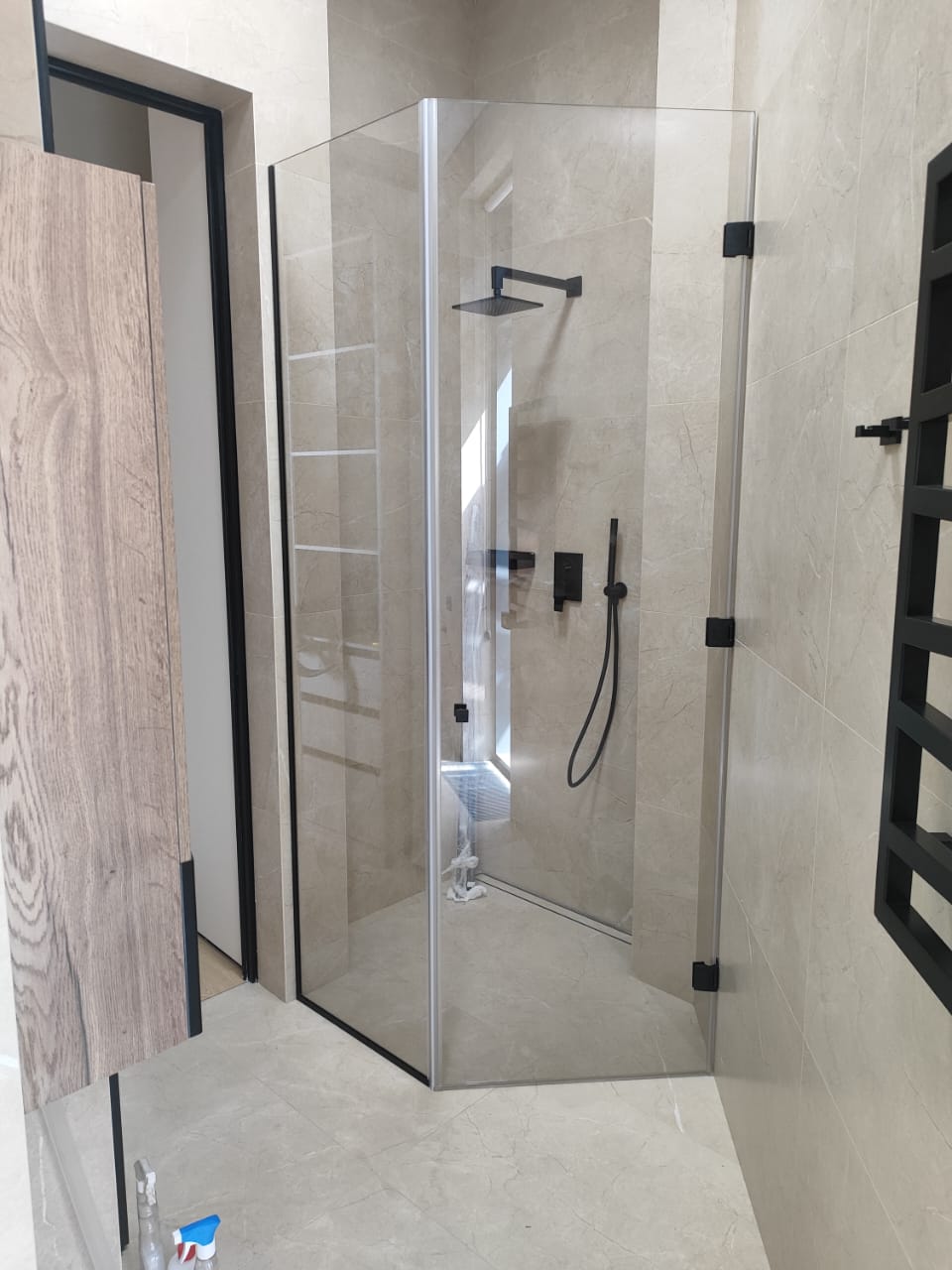 душевая угловая трапеция нестандартная золотая фурнитура матовое стекло