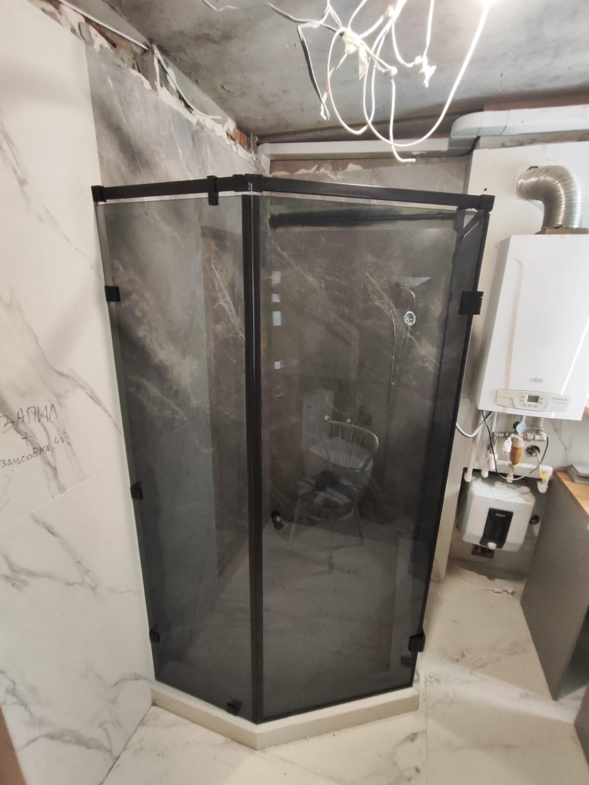 душевая угловая трапеция нестандартная золотая фурнитура матовое стекло