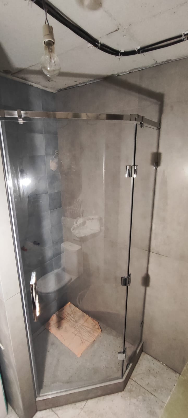 душевая угловая трапеция нестандартная золотая фурнитура матовое стекло