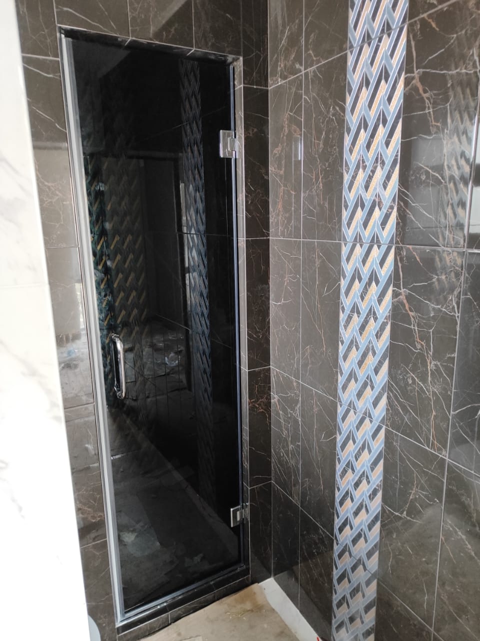 душевая угловая трапеция нестандартная золотая фурнитура матовое стекло