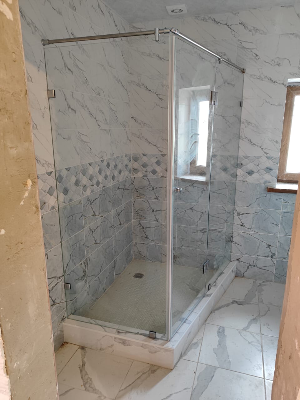 душевая угловая трапеция нестандартная золотая фурнитура матовое стекло