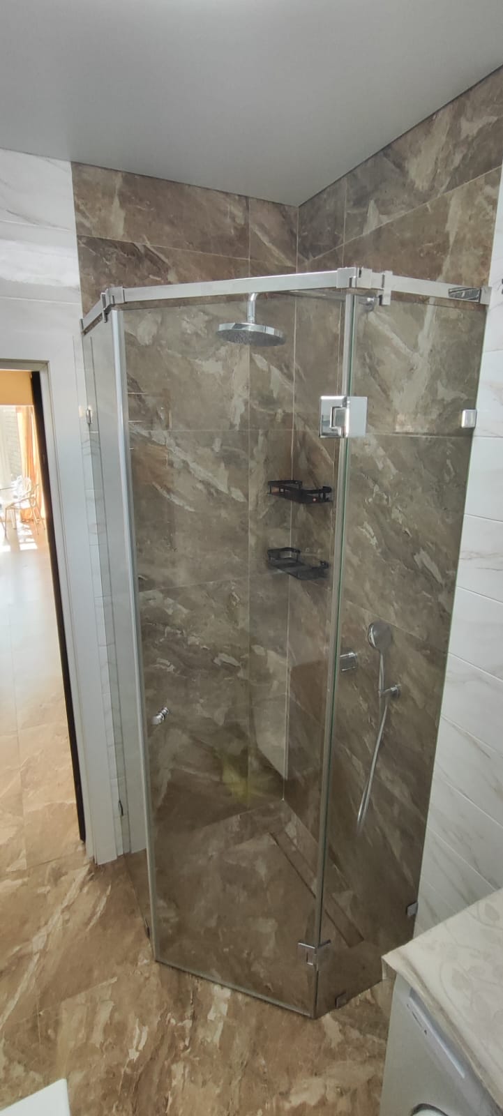 душевая угловая трапеция нестандартная золотая фурнитура матовое стекло