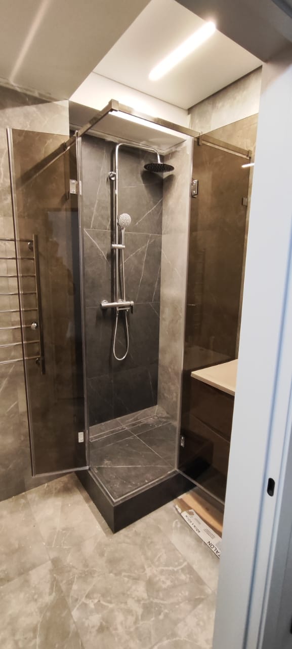 душевая угловая трапеция нестандартная золотая фурнитура матовое стекло