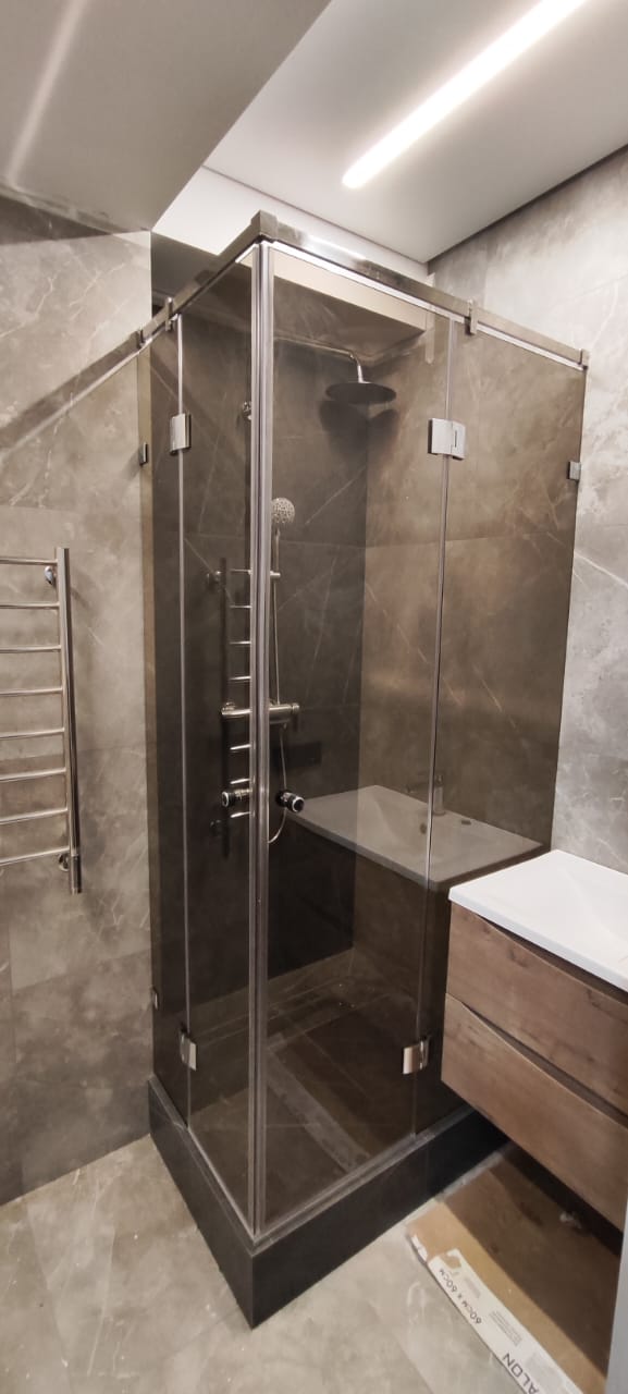 душевая угловая трапеция нестандартная золотая фурнитура матовое стекло