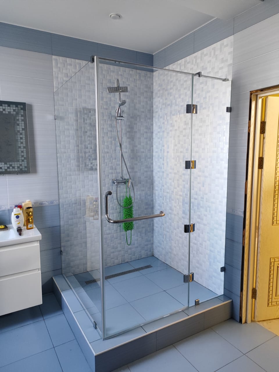 душевая угловая трапеция нестандартная золотая фурнитура матовое стекло