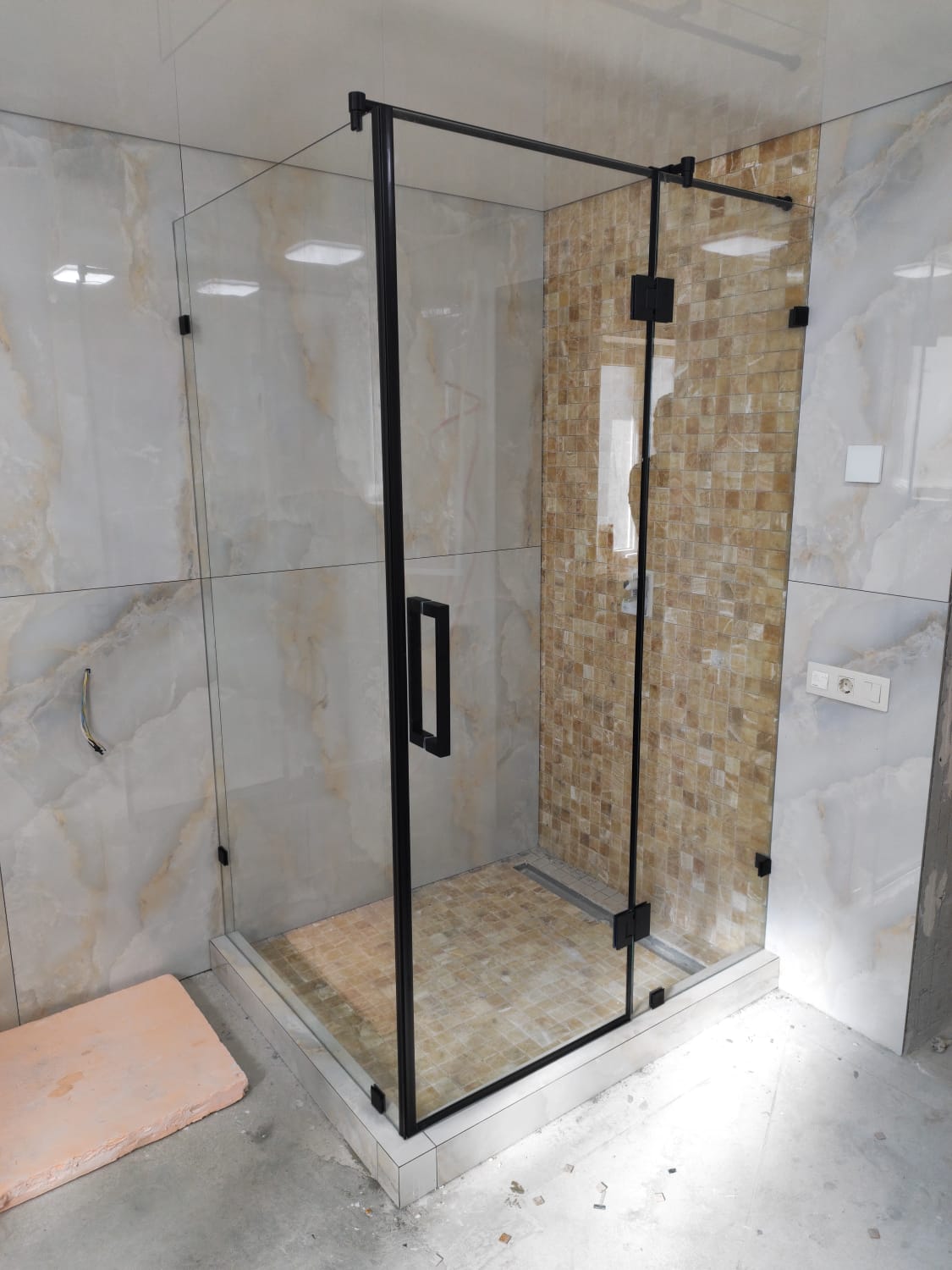 душевая угловая трапеция нестандартная золотая фурнитура матовое стекло