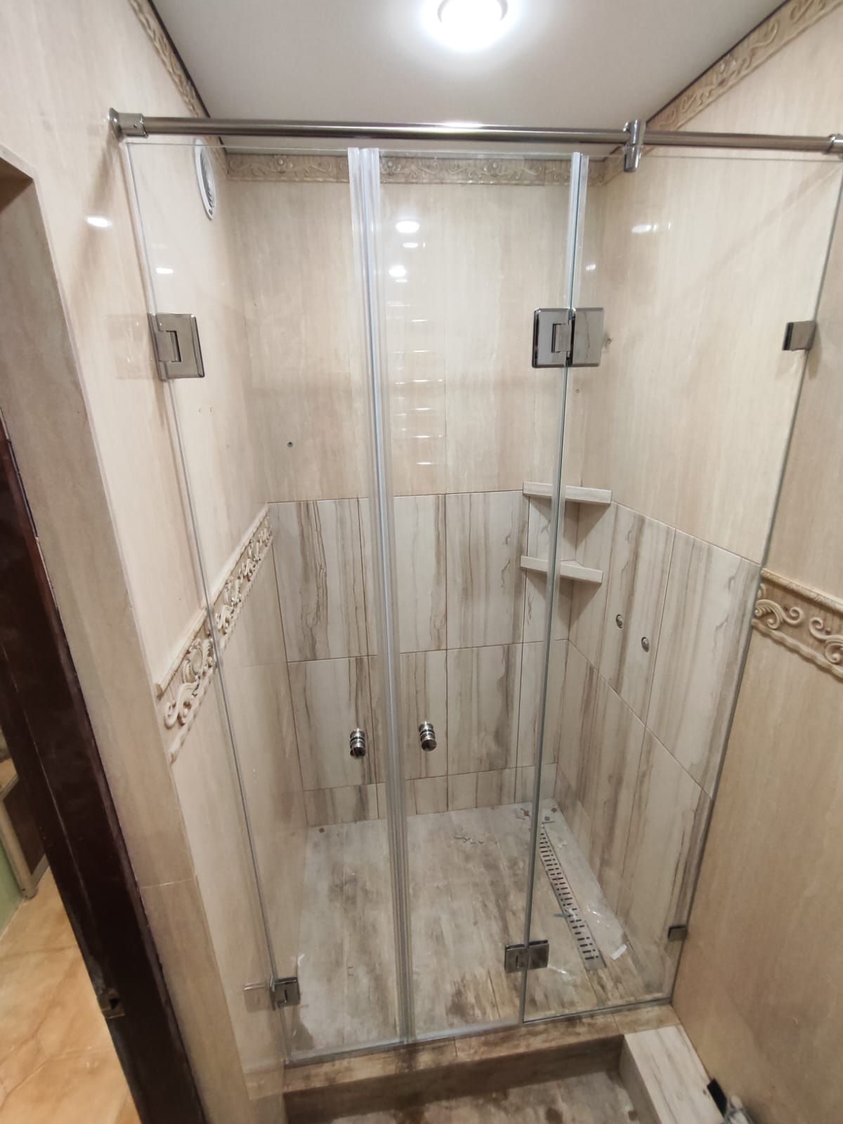 душевая угловая трапеция нестандартная золотая фурнитура матовое стекло