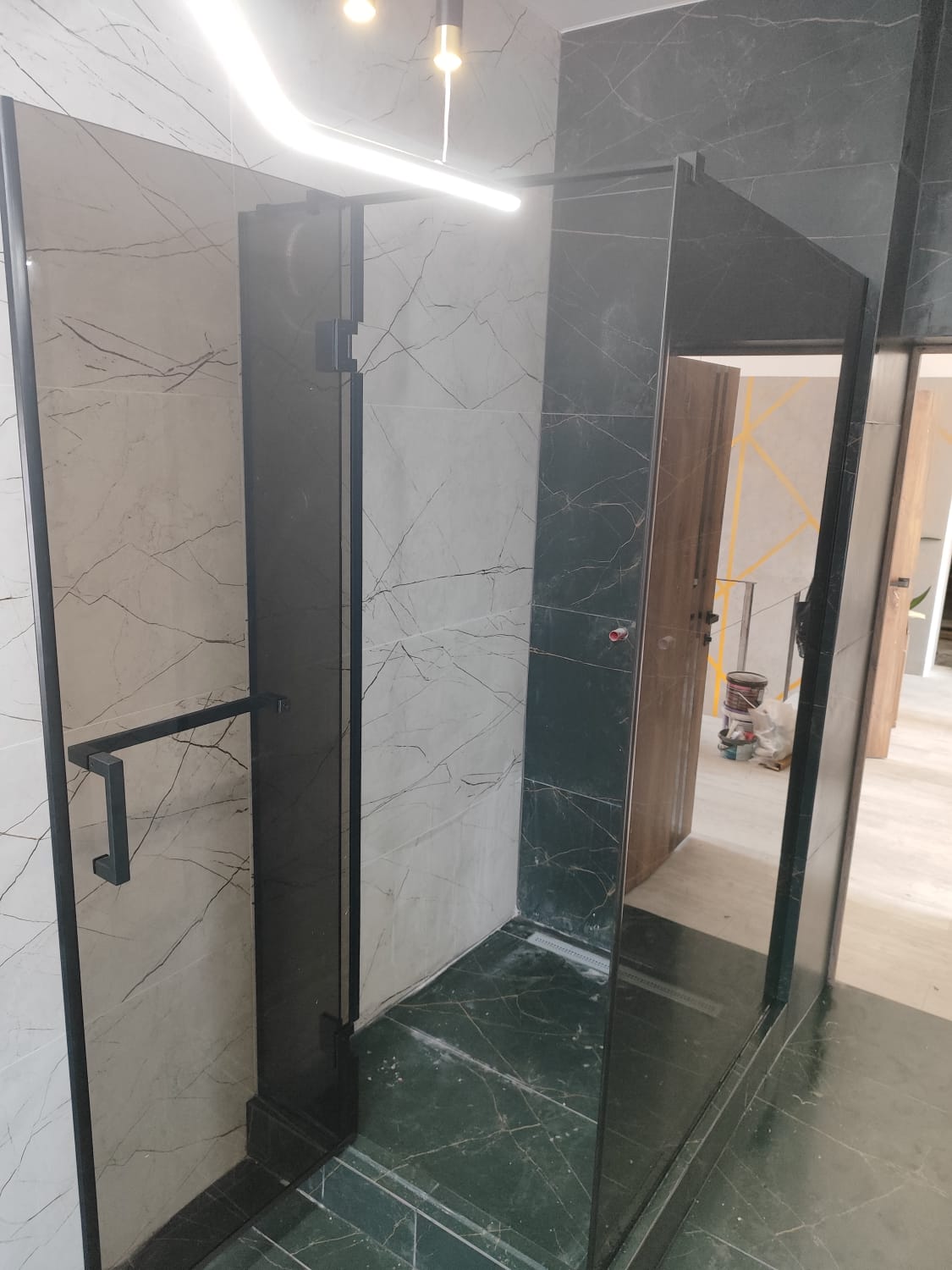 душевая угловая трапеция нестандартная золотая фурнитура матовое стекло