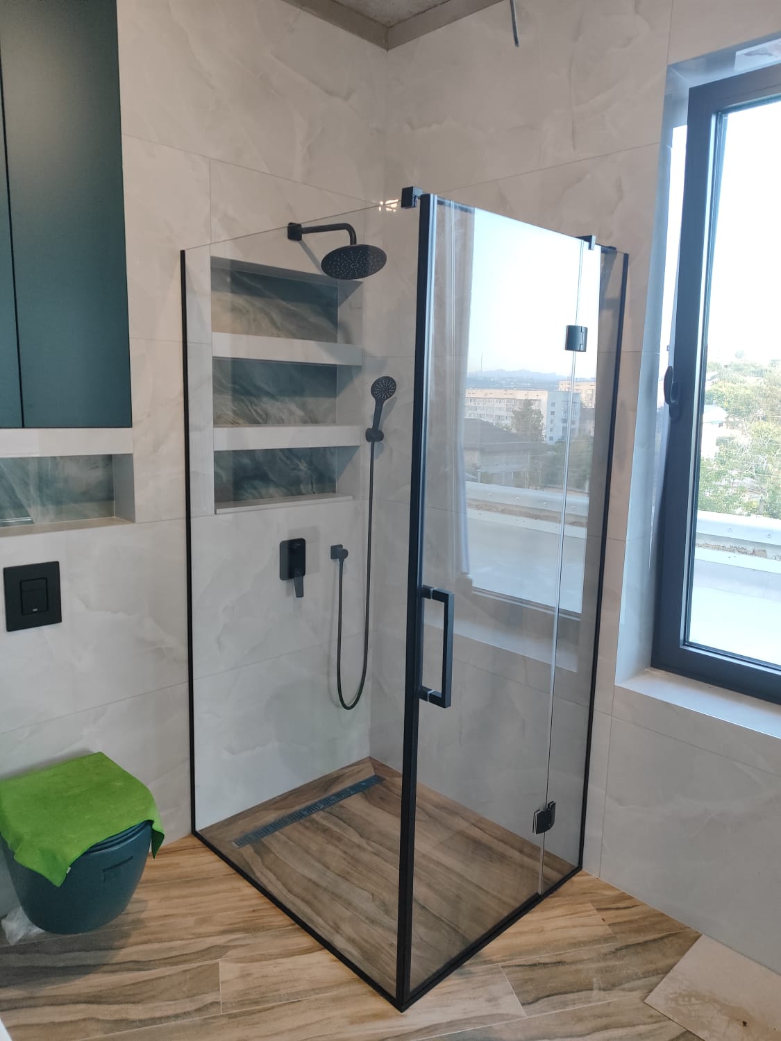 душевая угловая трапеция нестандартная золотая фурнитура матовое стекло