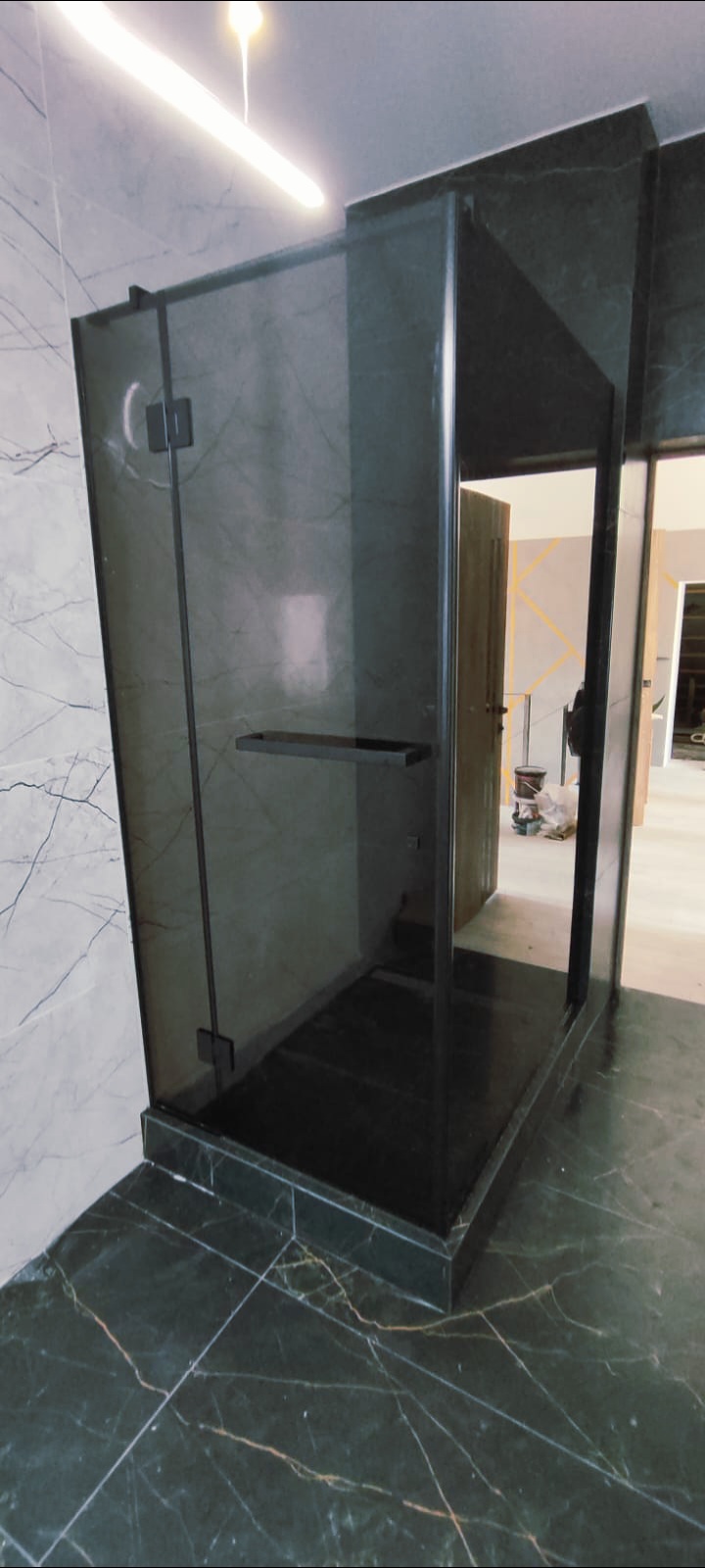 душевая угловая трапеция нестандартная золотая фурнитура матовое стекло