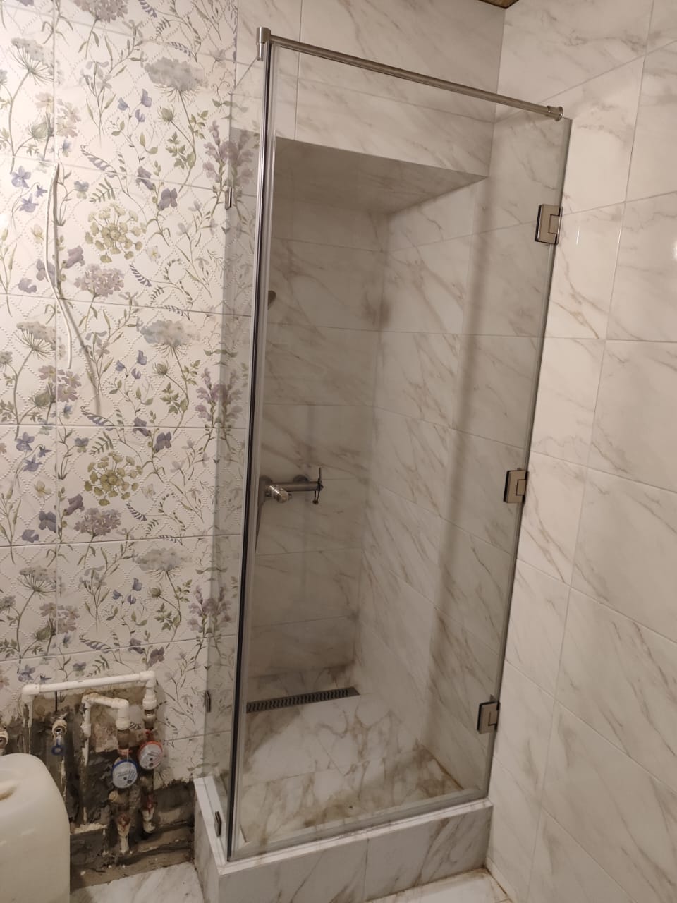 душевая угловая трапеция нестандартная золотая фурнитура матовое стекло