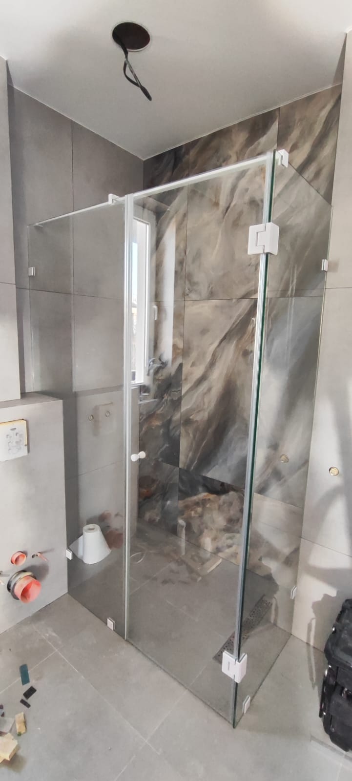 душевая угловая белая