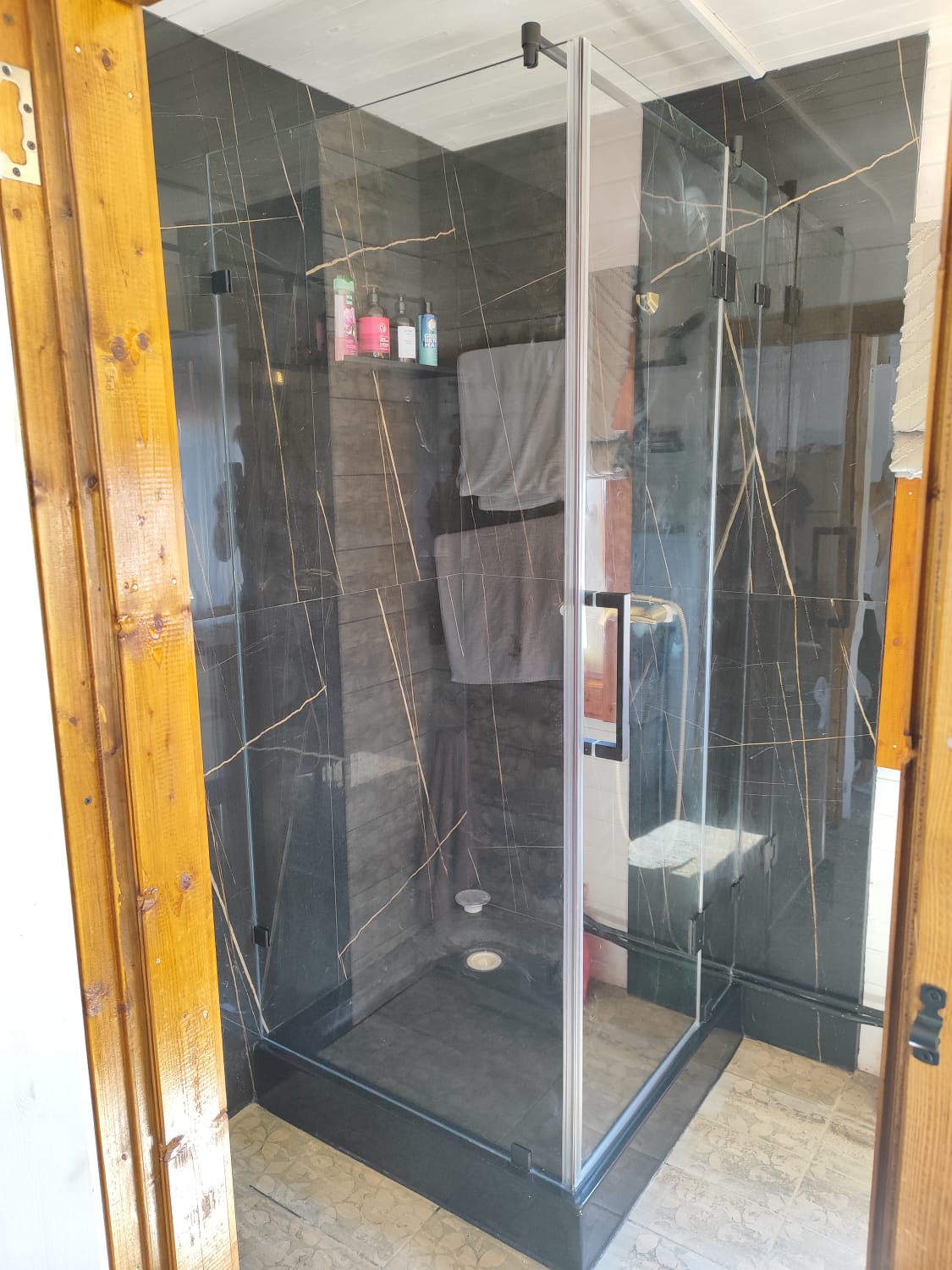 душевая угловая трапеция нестандартная золотая фурнитура матовое стекло