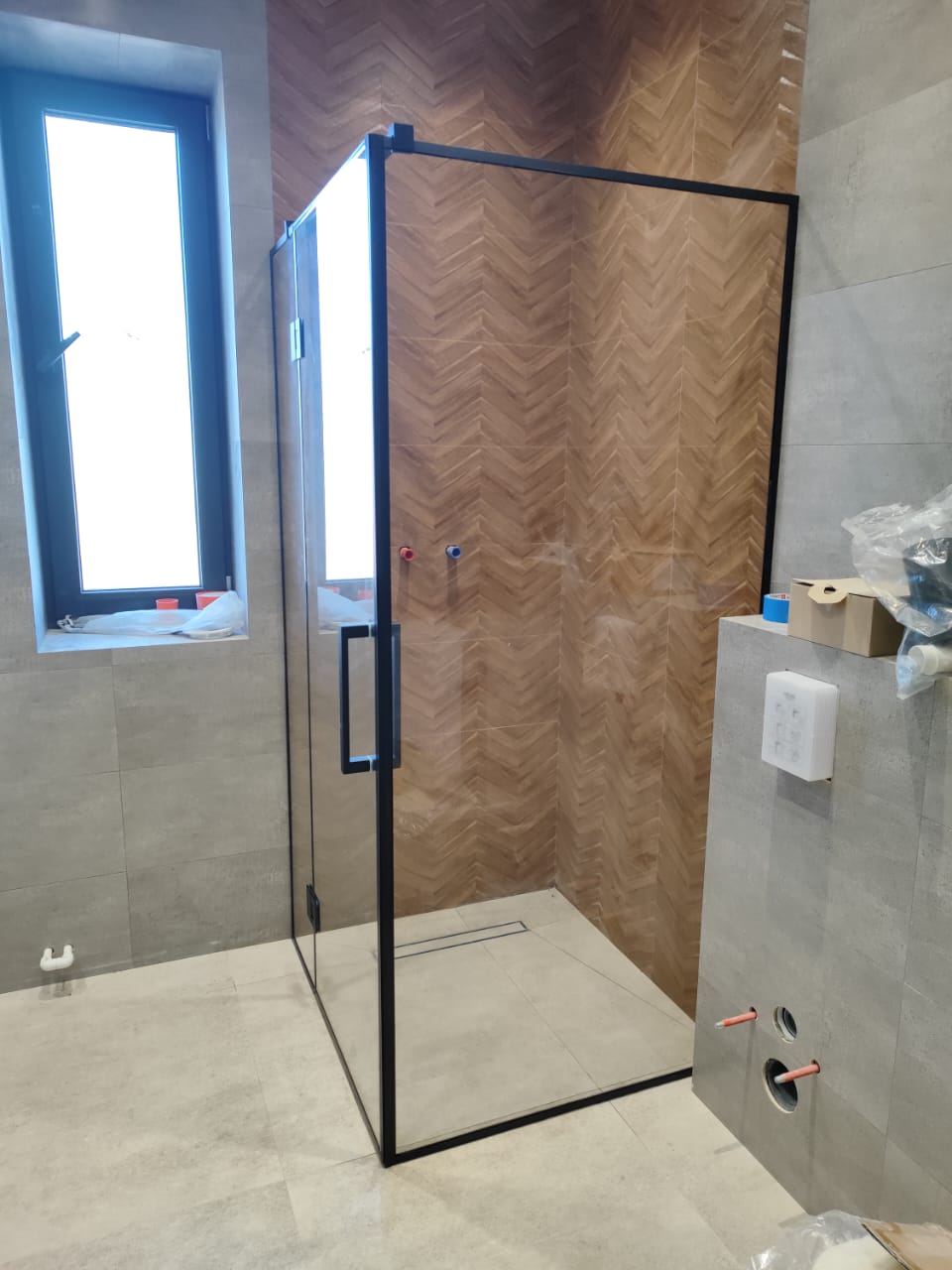 душевая угловая трапеция нестандартная золотая фурнитура матовое стекло