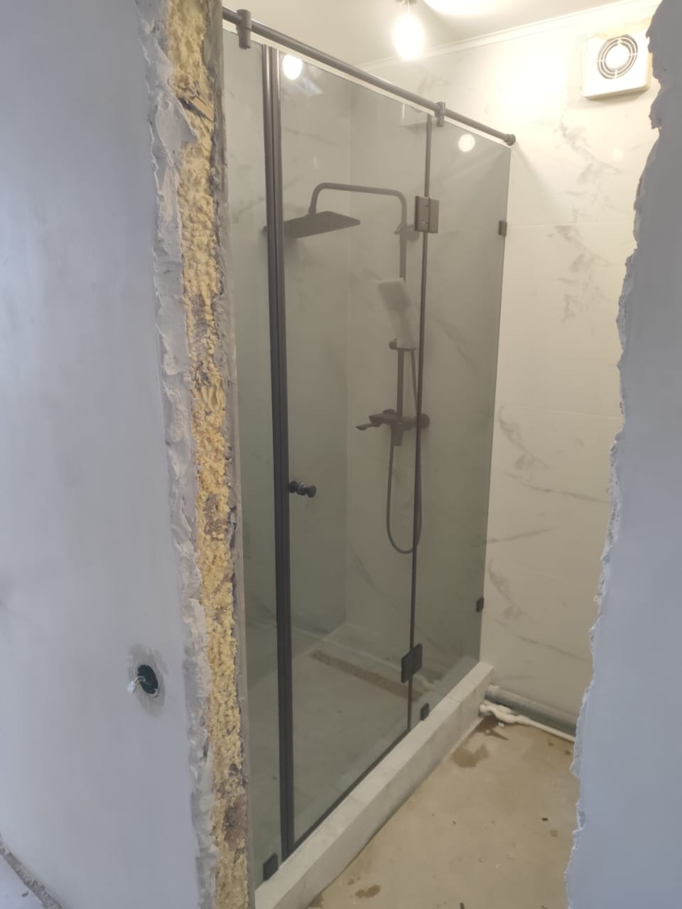 душевая угловая трапеция нестандартная золотая фурнитура матовое стекло