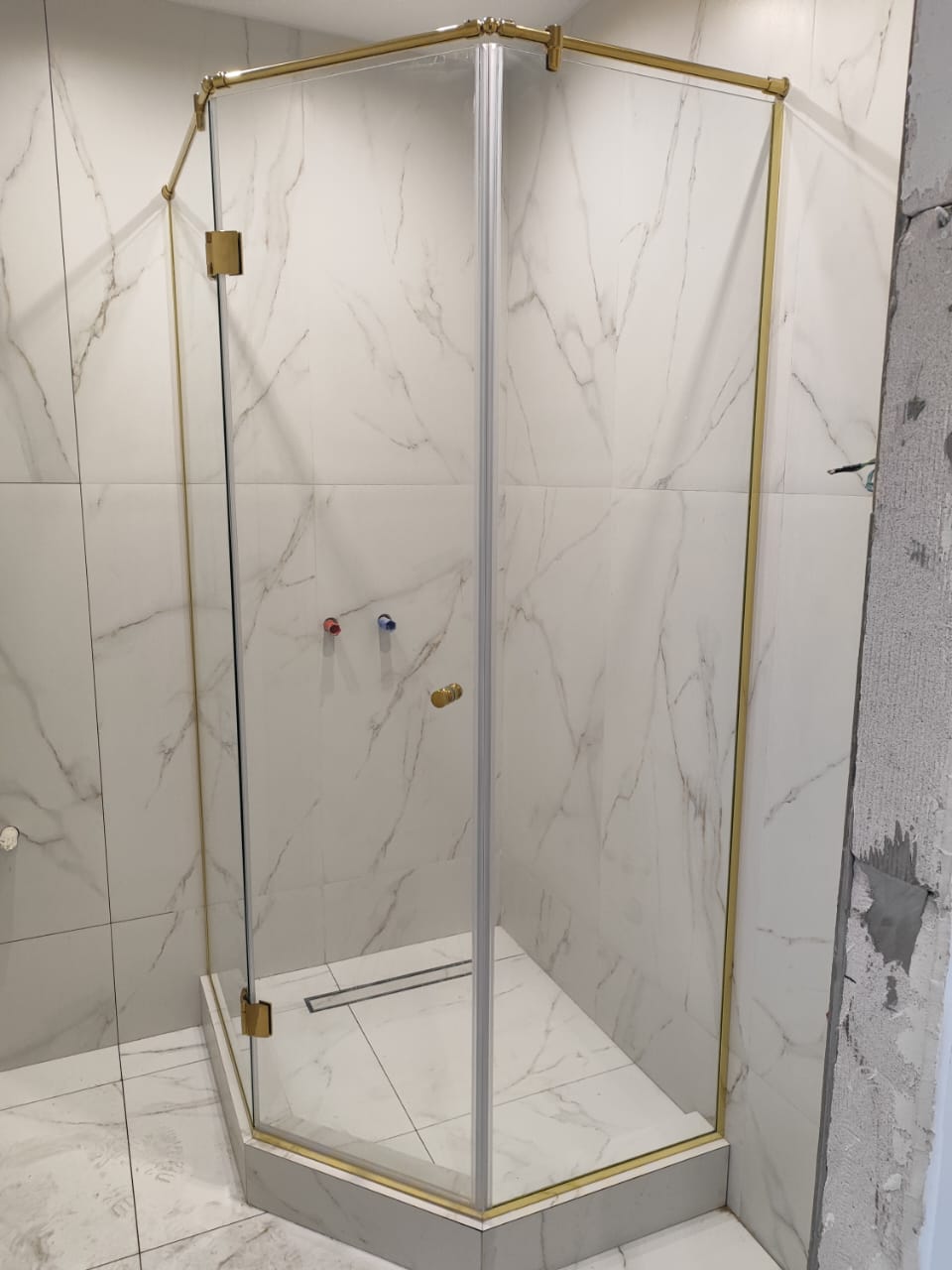 душевая угловая трапеция нестандартная золотая фурнитура матовое стекло