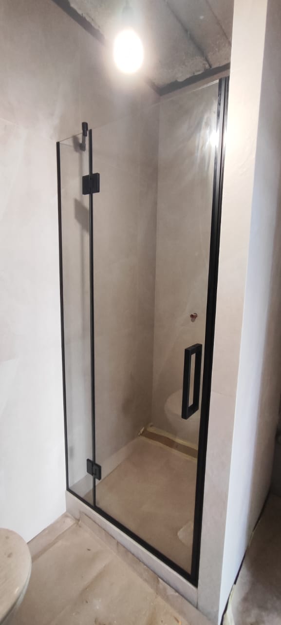 душевая угловая трапеция нестандартная золотая фурнитура матовое стекло