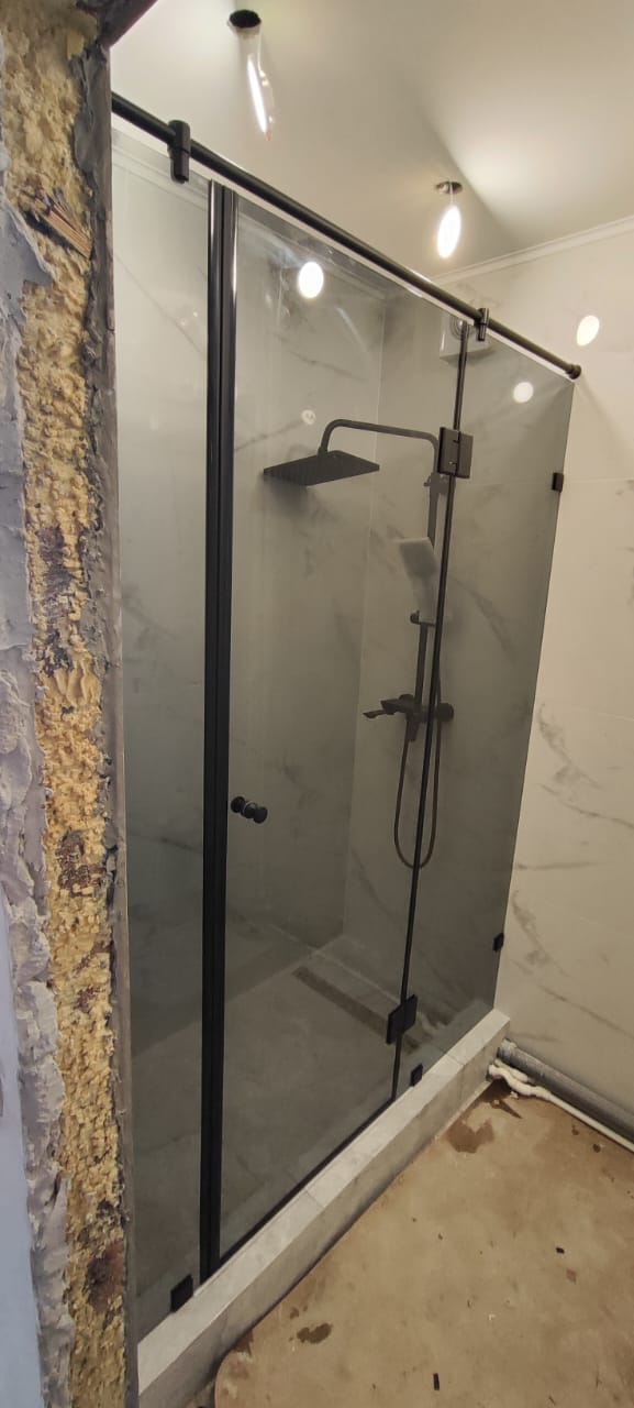 душевая угловая трапеция нестандартная золотая фурнитура матовое стекло