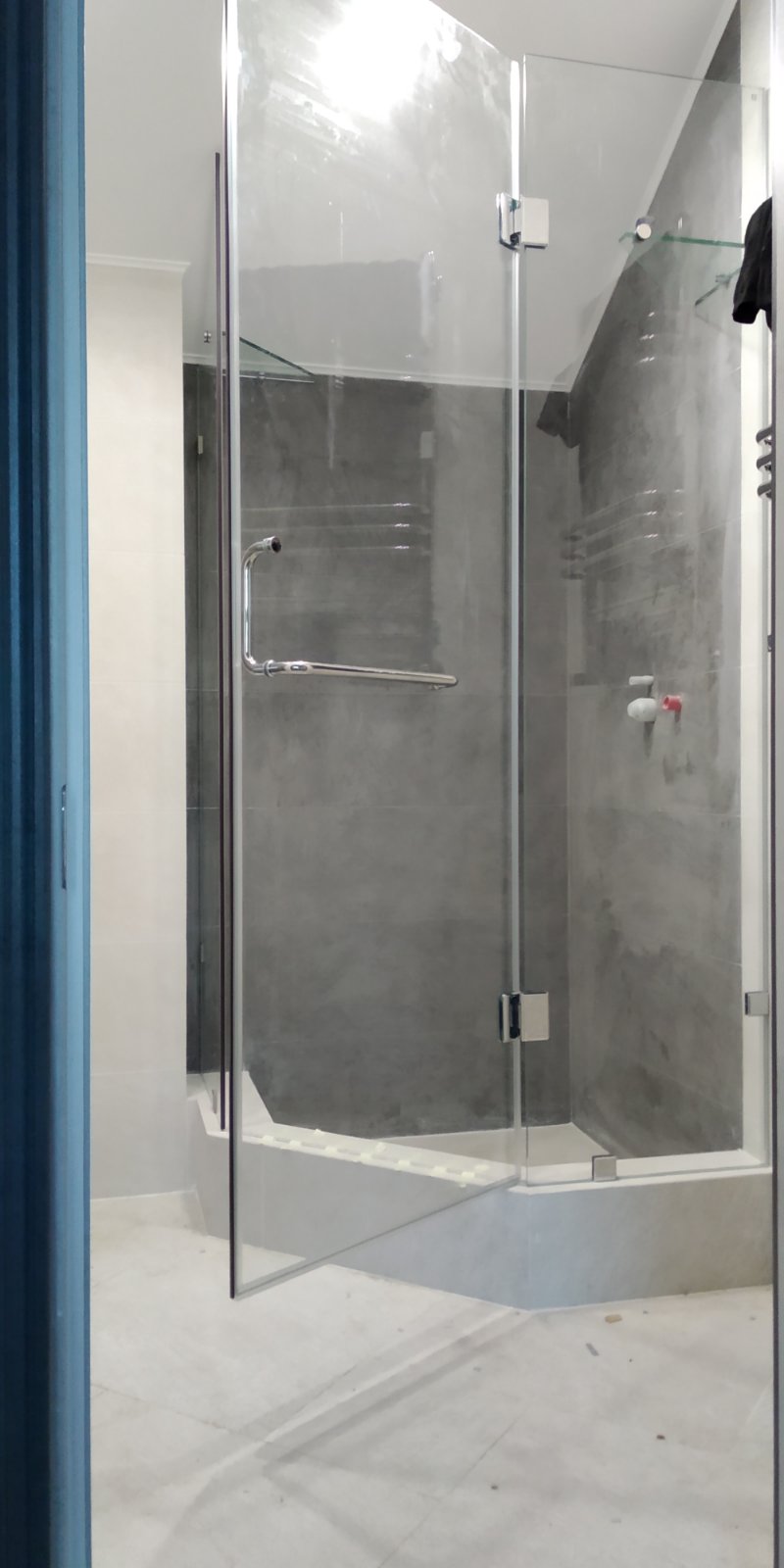 душевая угловая трапеция нестандартная золотая фурнитура матовое стекло