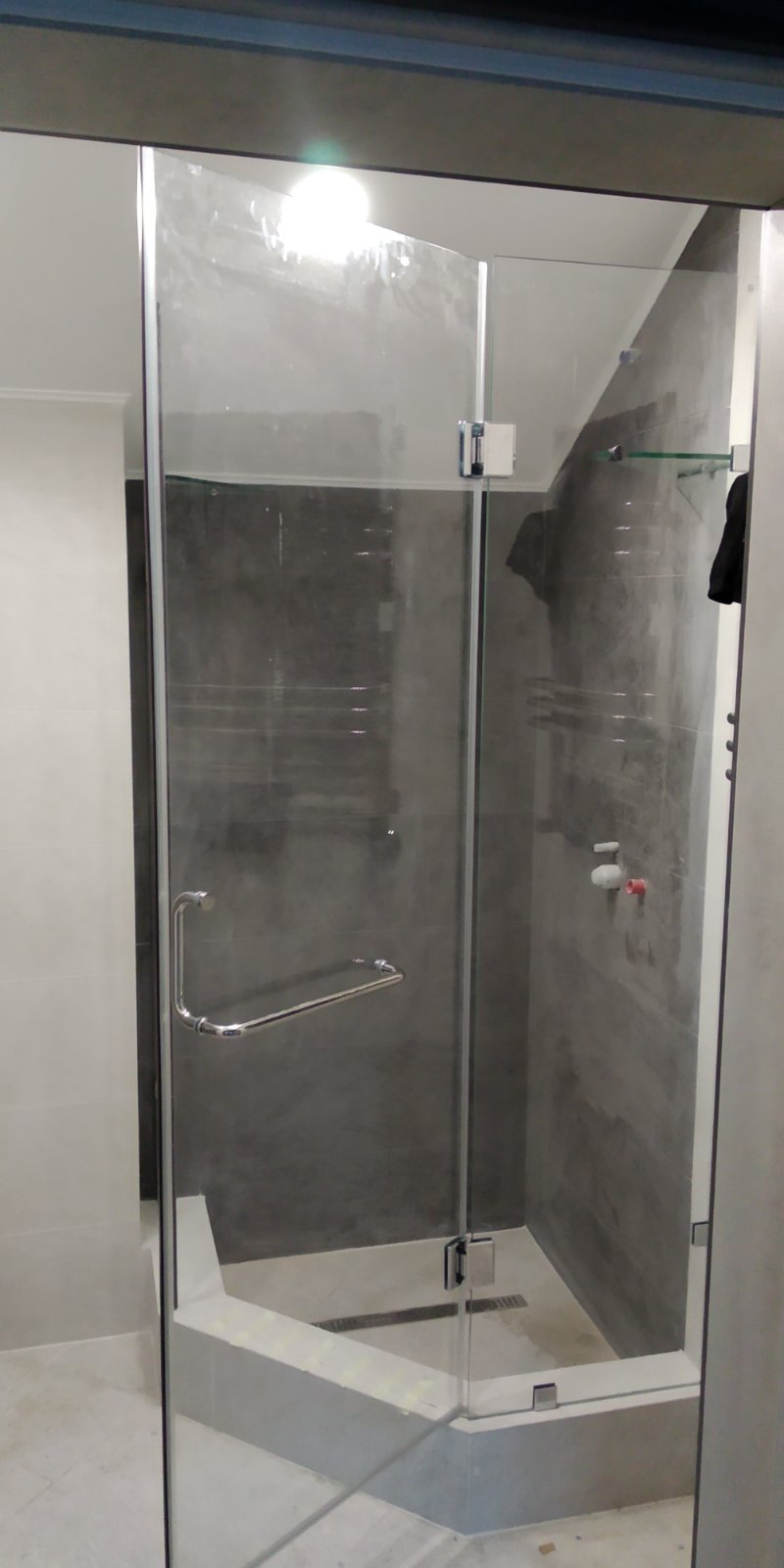 душевая угловая трапеция нестандартная золотая фурнитура матовое стекло