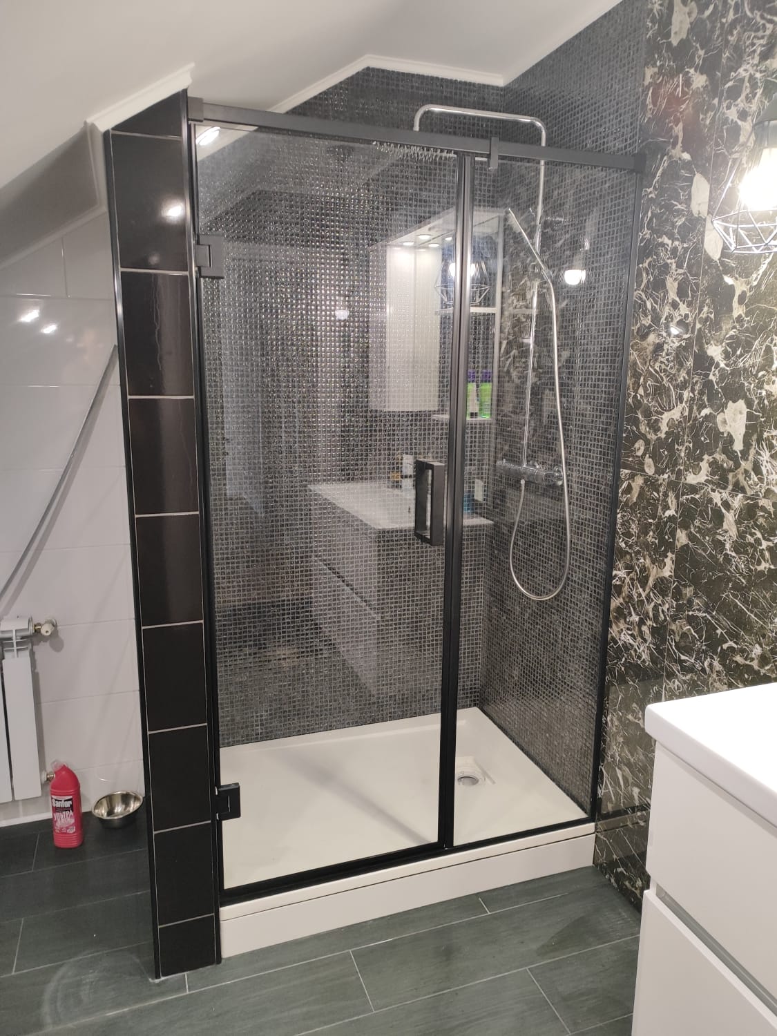 душевая угловая трапеция нестандартная золотая фурнитура матовое стекло