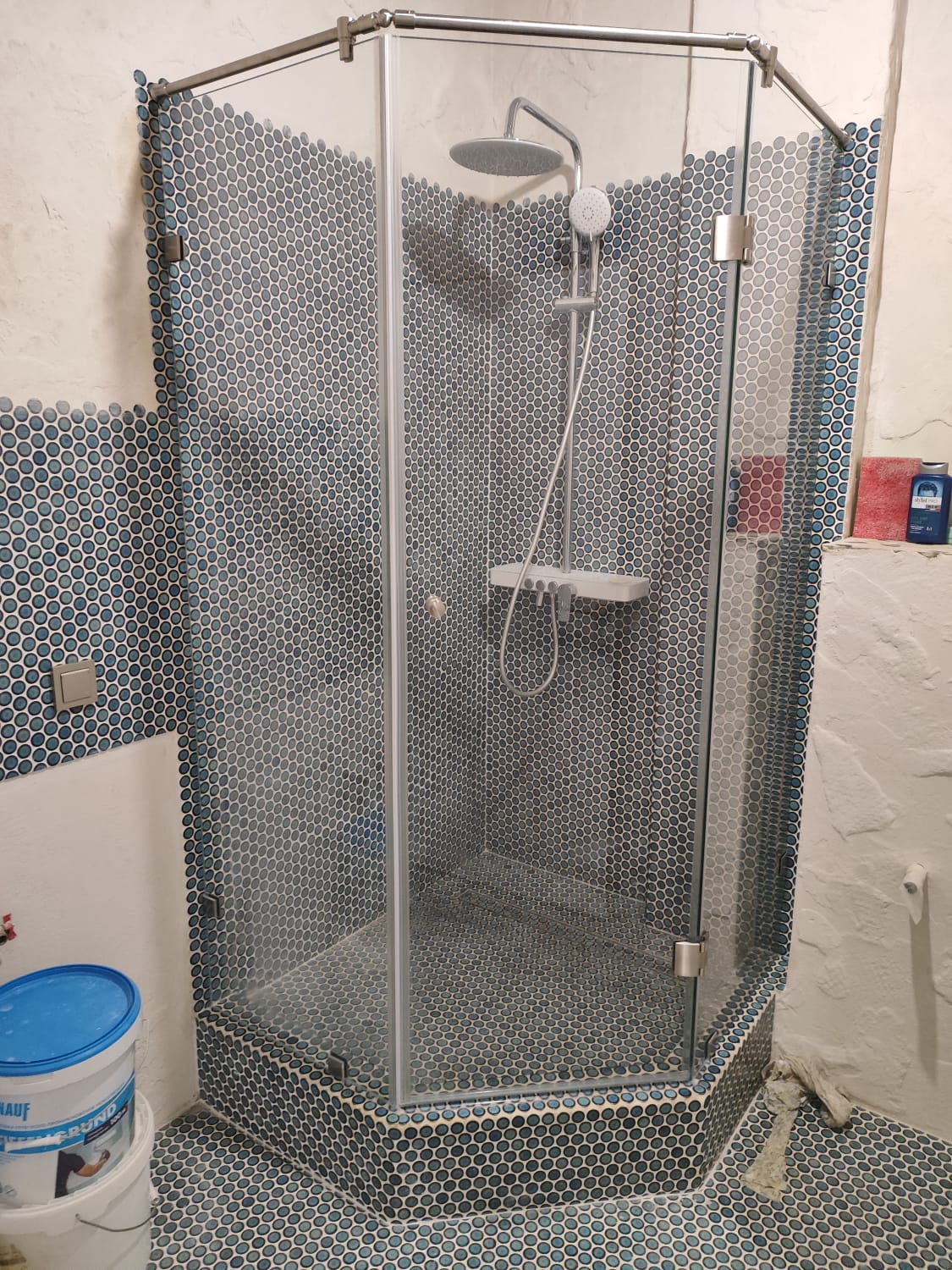 душевая угловая трапеция нестандартная золотая фурнитура матовое стекло